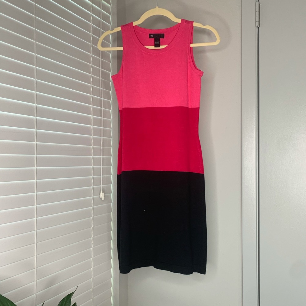 Stretchy sleeveless color block dress.